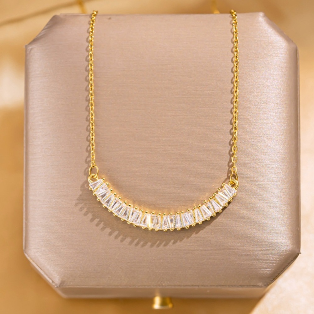 18K Gold Baguette Diamond Curve Bar Pendant Station Necklace Simple No Fade